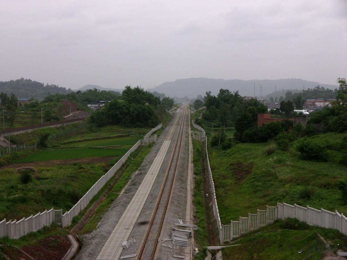 2014年5月拍摄于合川渭沱，当时还在建设中的兰渝铁路，有一根轨道还只铺了混凝土