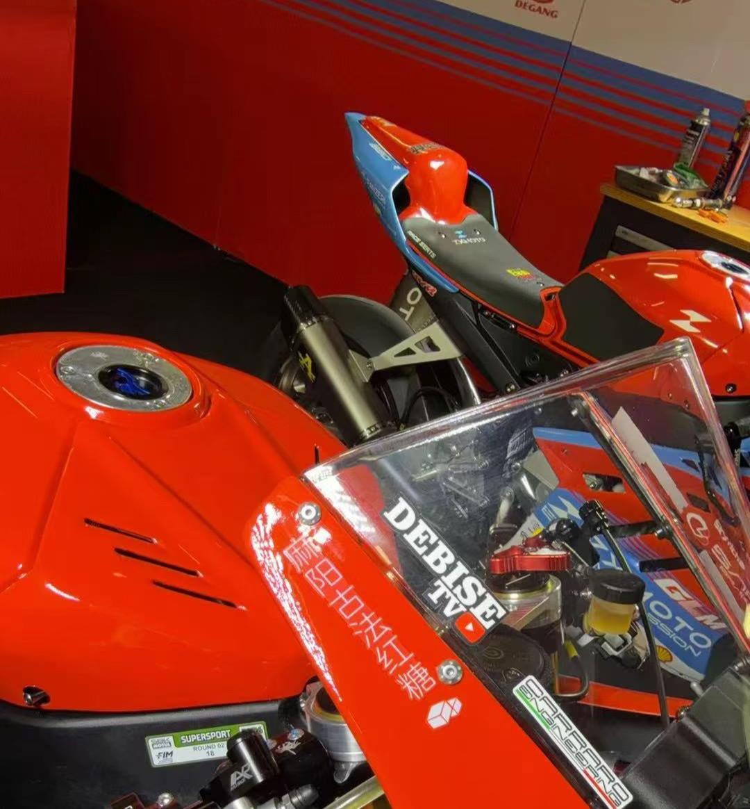 张雪峰机车上印了“麻阳古法红糖”几个字，这是他家长湖南怀化麻阳的特产。