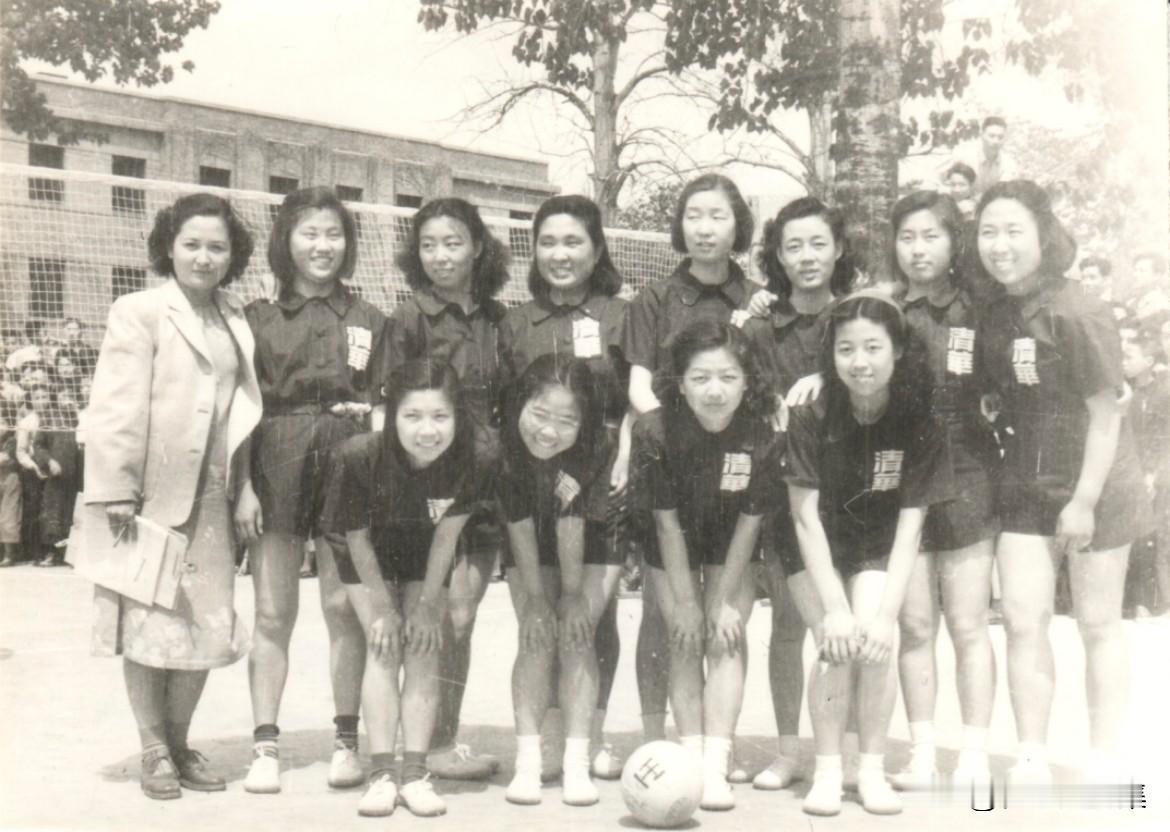 1948年4月29日，清华大学迎来校庆日，校园里洋溢着节日的氛围。在这一天，清华