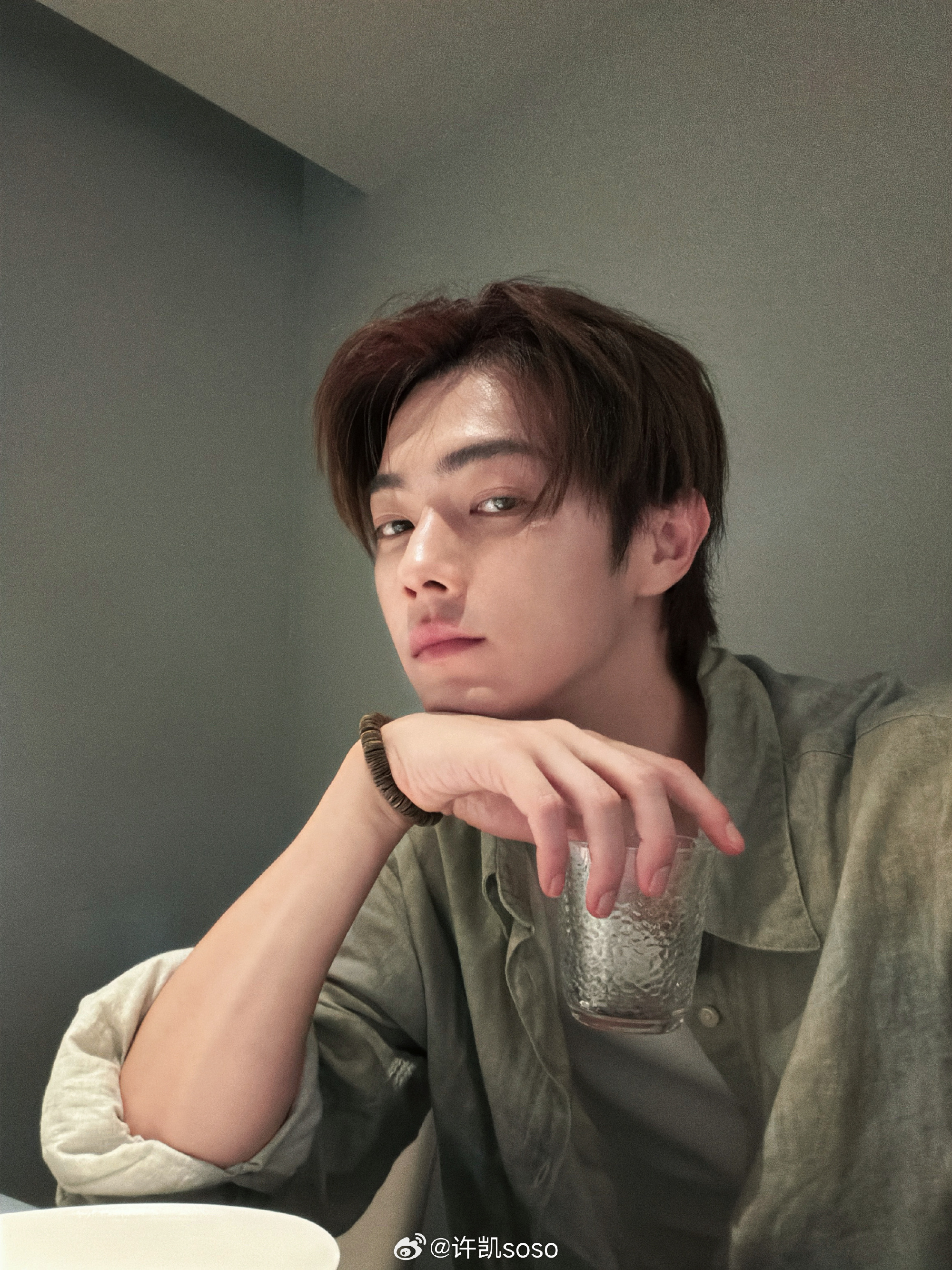 周三午后，阳光温柔正好。奔波忙碌的半周已经过半，希望此刻的你能拥有片刻清闲，躲开