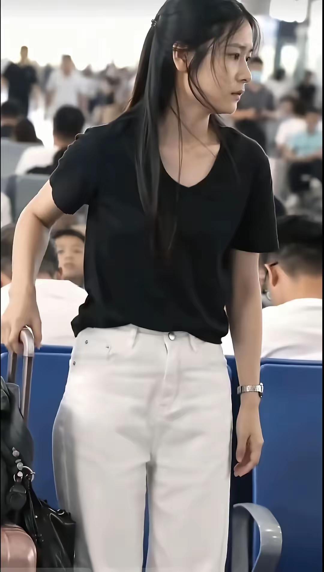 都在鼓吹这个“素衣女孩”不施粉黛、不装精致，自然脱俗。

其实大可不必。

不说