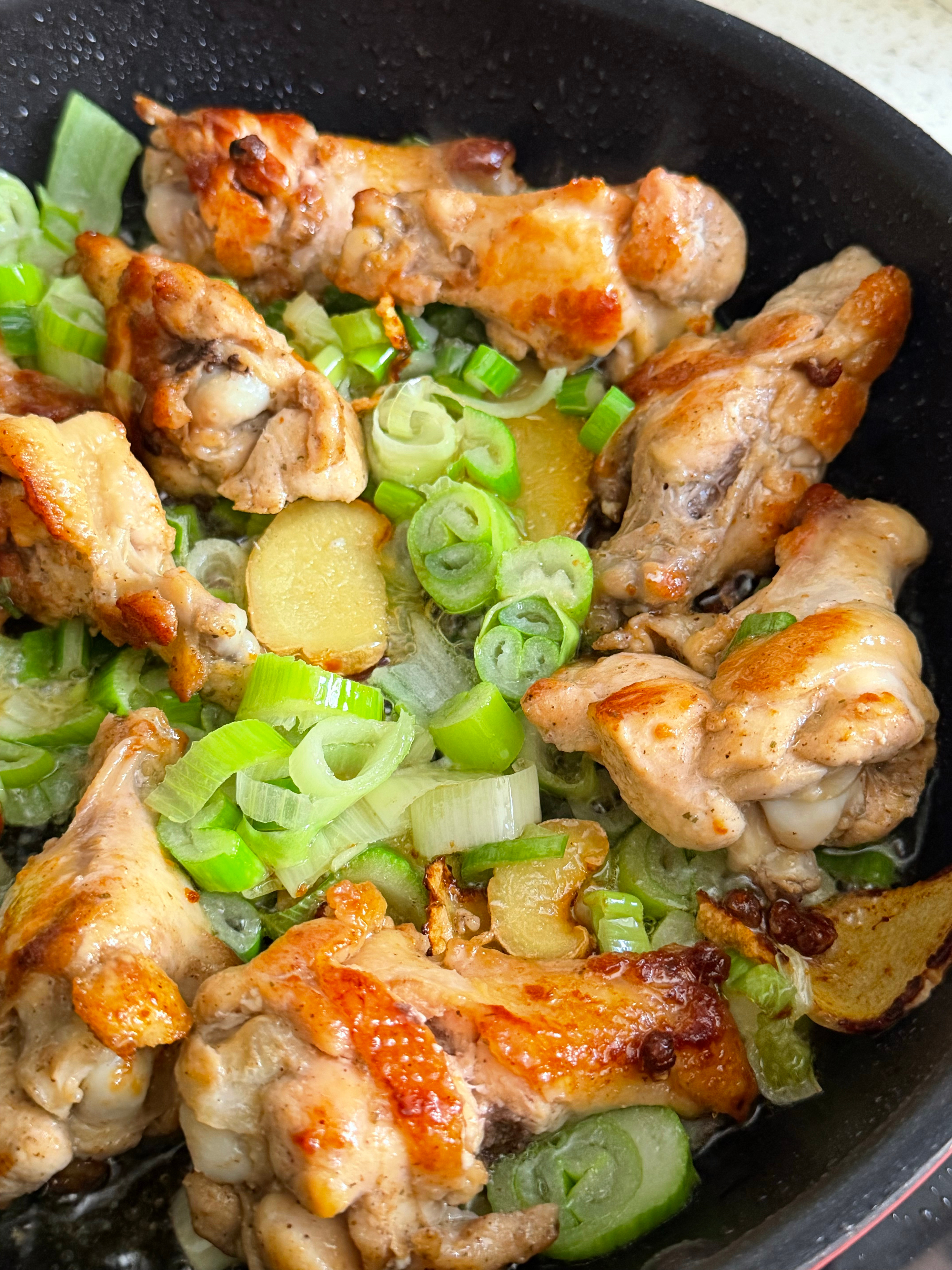 葱香煎鸡翅根，这么好吃，老二就吃了一口[跪了] ​​​