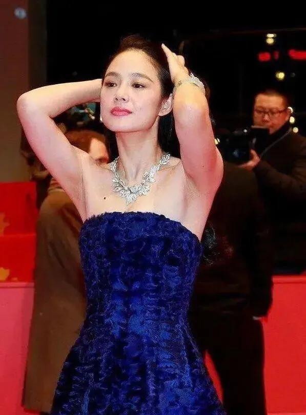 姜文老婆周韵，这身材和颜值，在所有的导演太太团里，确实可以排名第一位！