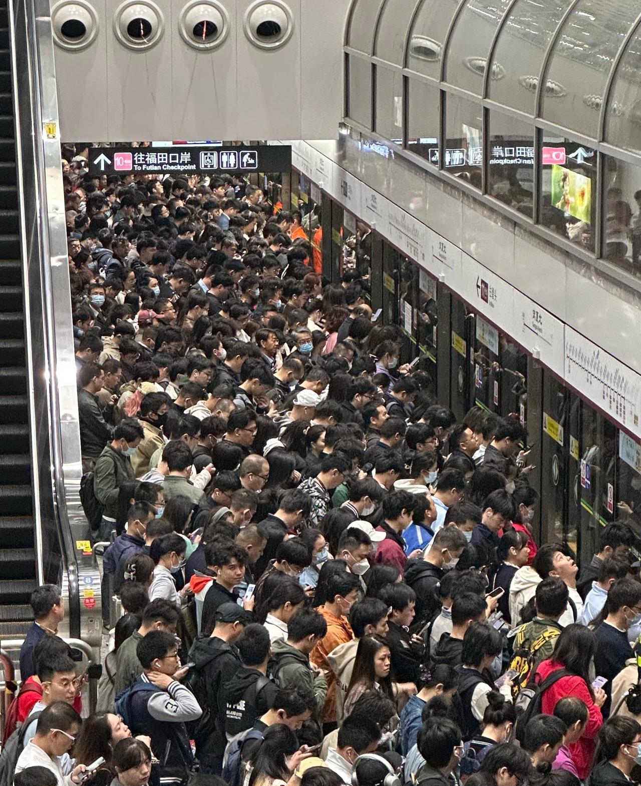 深圳地铁11号线终于不挤了！！

岗厦北地铁站好像增多了很多11号车，以前人贴人