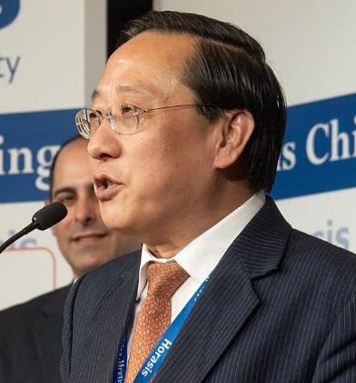 高志凯对郑丽文认同自己是中国人一事评价直白，他觉得这并非向谁刻意示好，就像太阳每