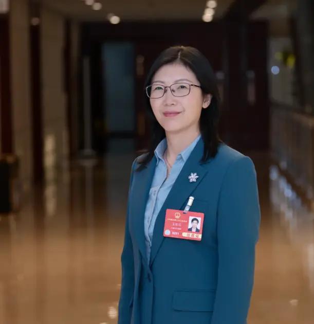 王彩云，女，全国人大代表、国家乳业技术创新中心乳品工艺技术与装备研究中心执行主任