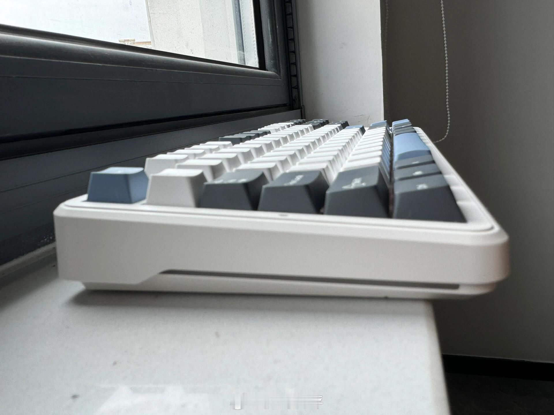 狼蛛F87Pro⌨️🖲️按键设计：键盘采用了灰木轴V4 RGB设计，拥有10个