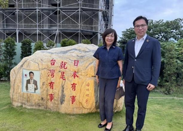 台日勾结何其猖獗，高雄公园内竟有这样的石碑！在台湾高雄凤山区的红毛港保安堂旁边，