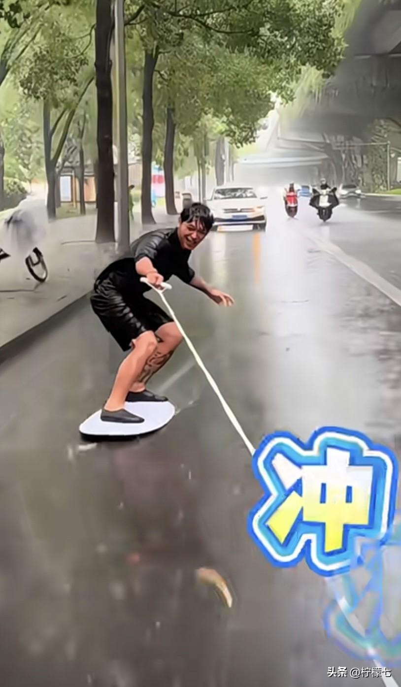 成都突遭百年暴雨成灾，成都市民淡定划水，松弛感拉满‼️
罕见大暴雨，成都市民雨中