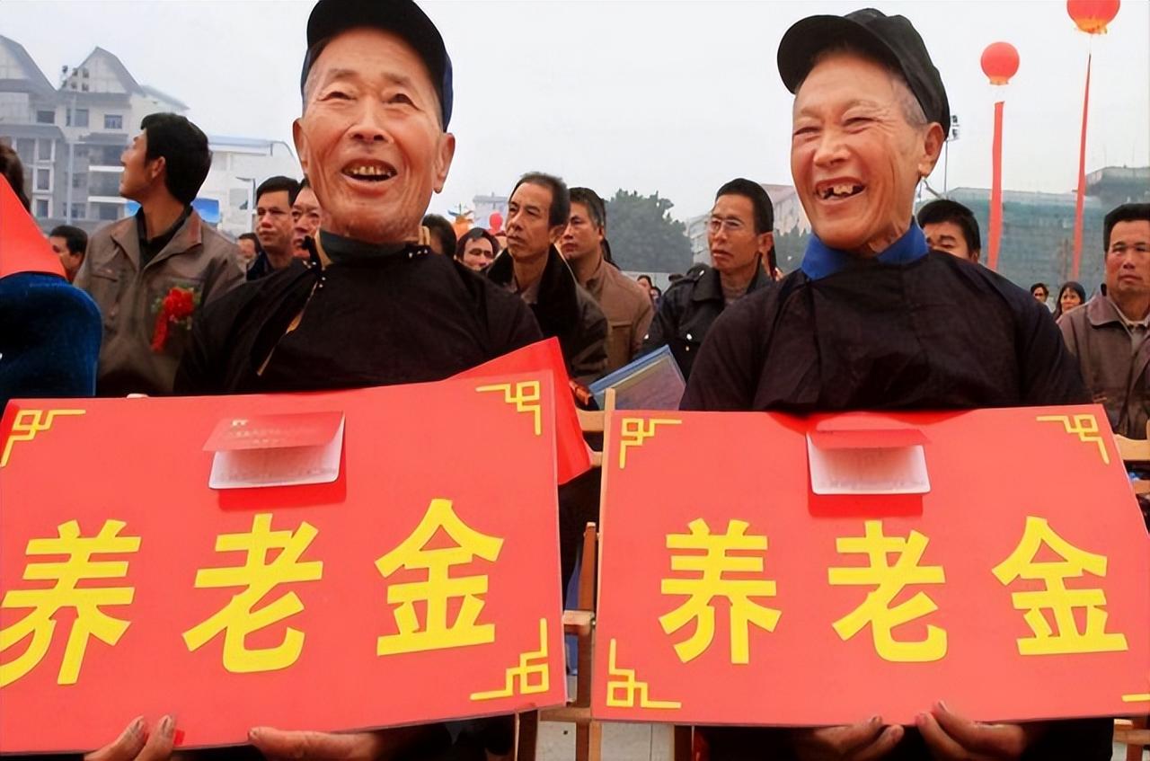 企业退休人员退休金过低这是事实，建议有关部门予以重视，有人会说谁让当初你们交的钱