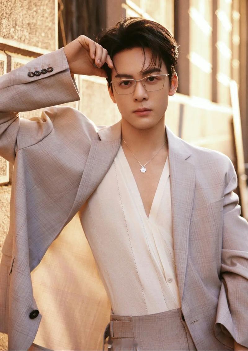 曾舜晞与夏日适配度拉满曾舜晞一出场就是夏天该有的样子，清爽干净又元气满满，自带夏