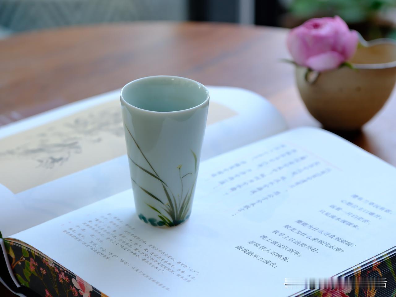 浅夏黄昏，闲读旧文旧评，似与故人相望相谈，淡淡惆怅，反复读来，不觉时长。
时间是