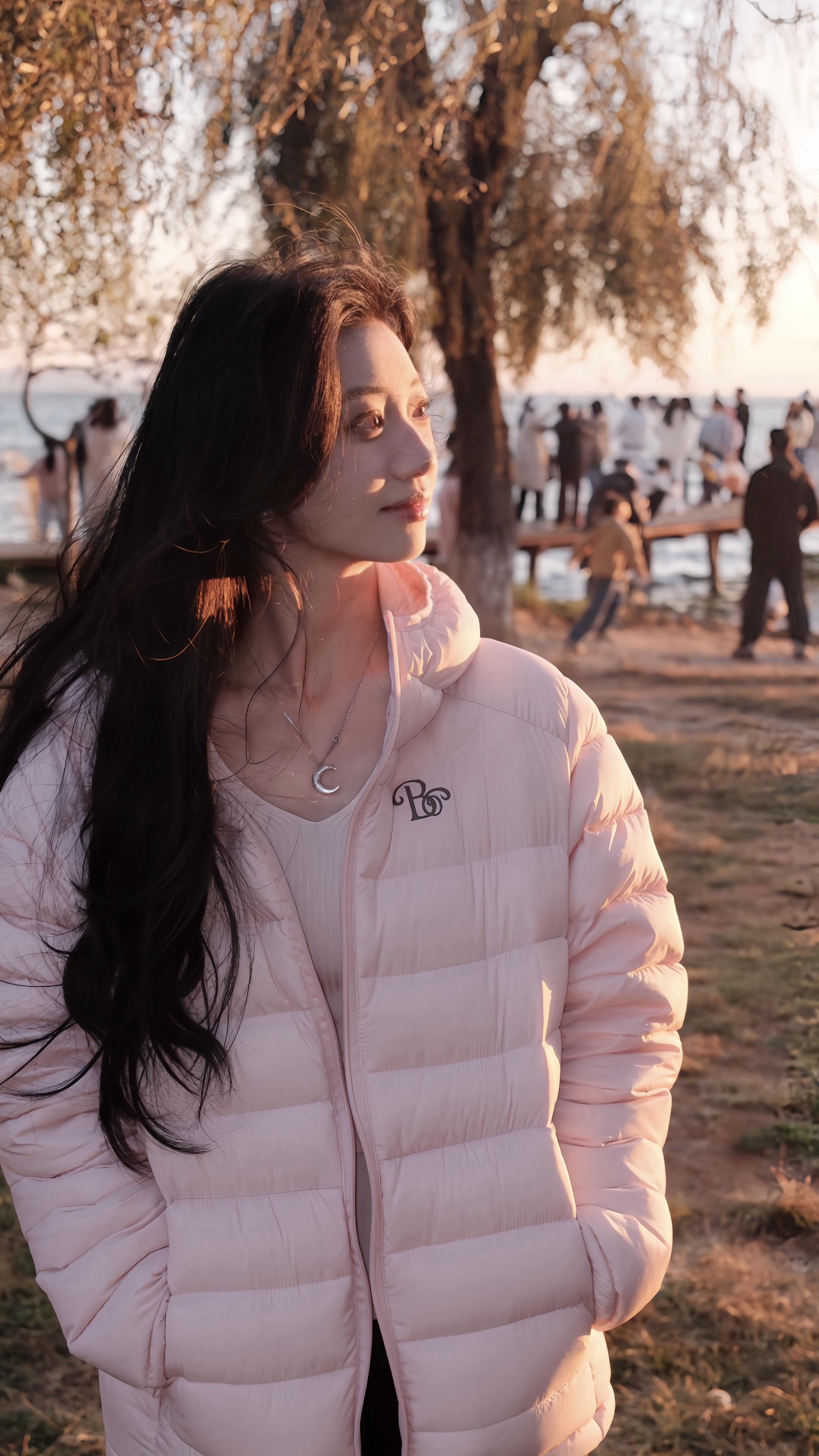 不需要臃肿的棉衣去遮盖她似水的面容