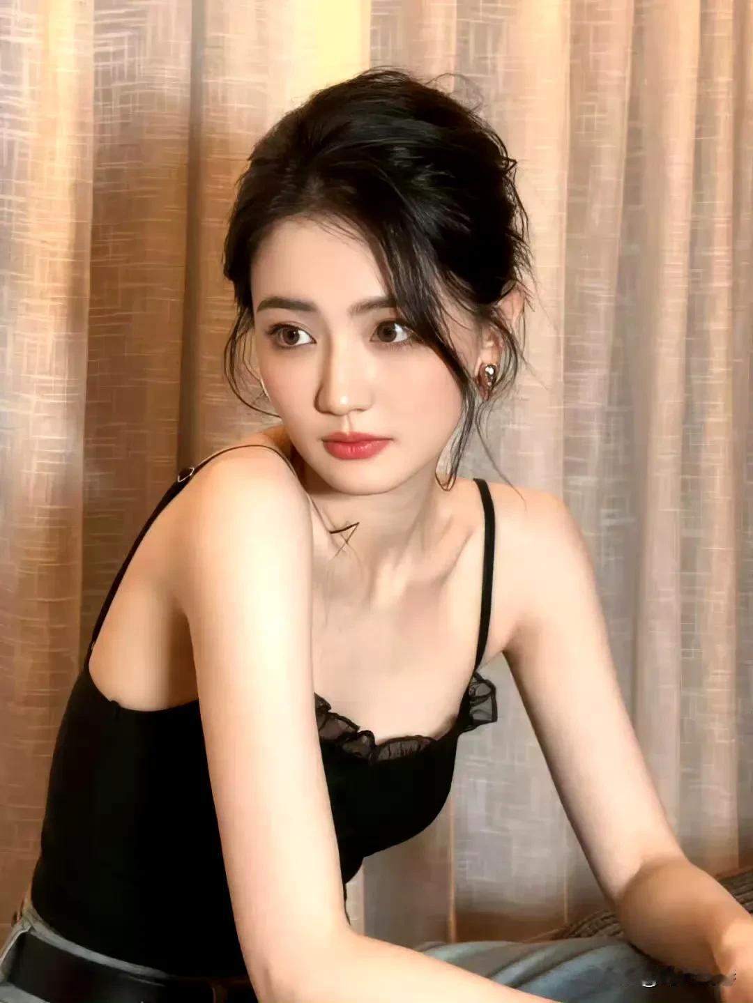 徐璐黑色吊带合集。每一张，都很美。徐璐