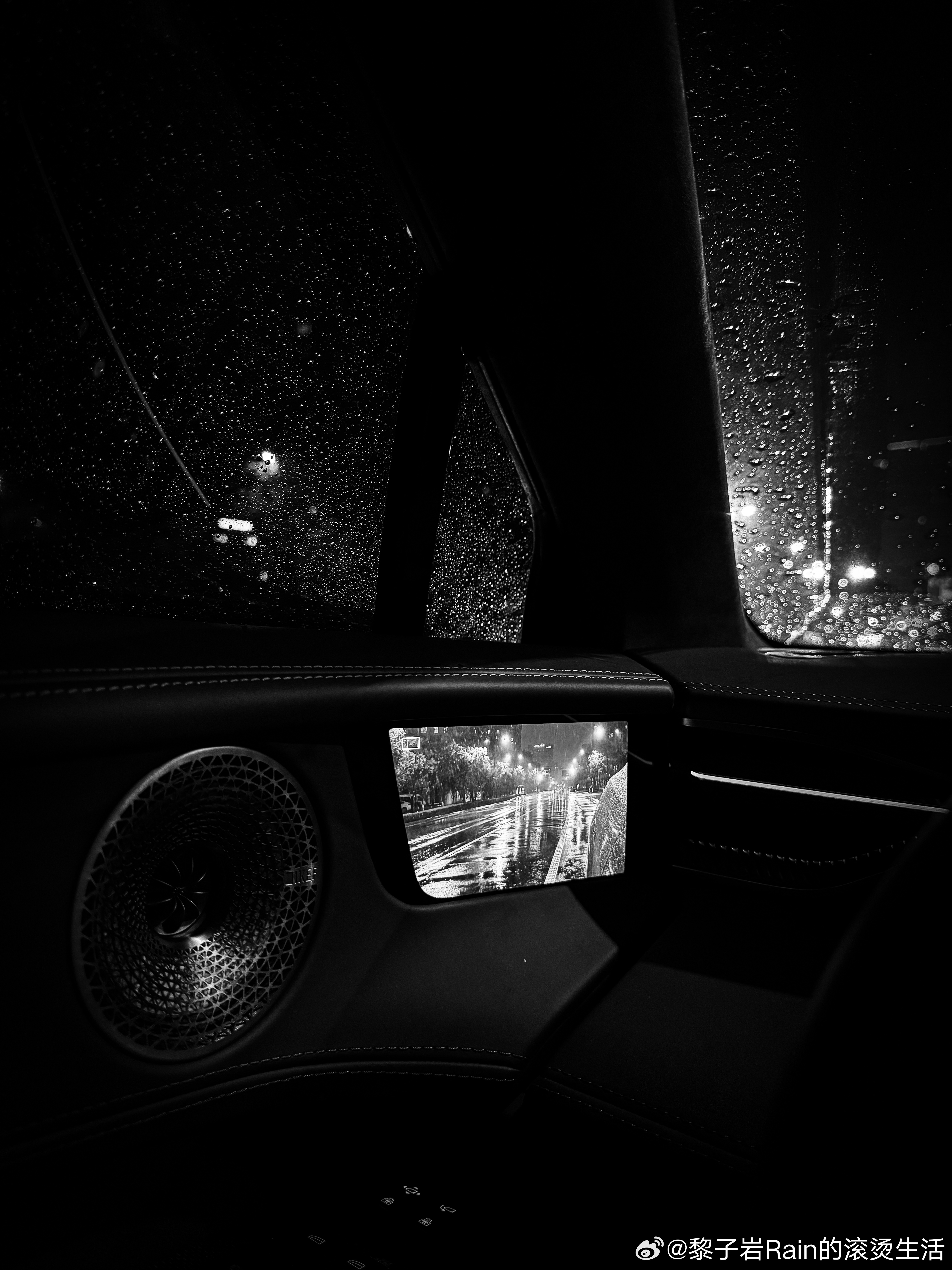 紧闭莲花，闭门听雨。窗外是台风“巴威”裹挟的滂沱暴雨，雨珠密密麻麻爬满车窗， 杭