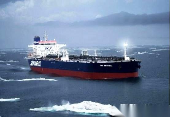 枪口，顶在脑门上。
这画面，比好莱坞大片还刺激。
很多人还以为是抢那船油呢。醒醒