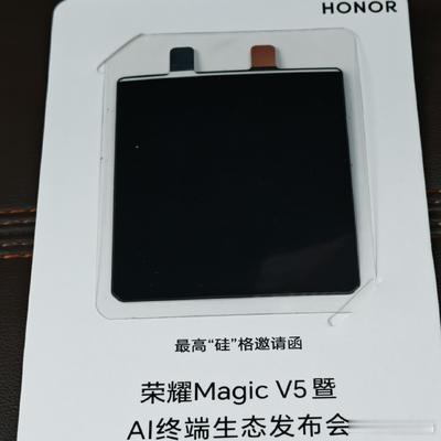 这几个字形容荣耀新机Magic V5太贴切了高硅格，泰薄辣。光看荣耀Magic 