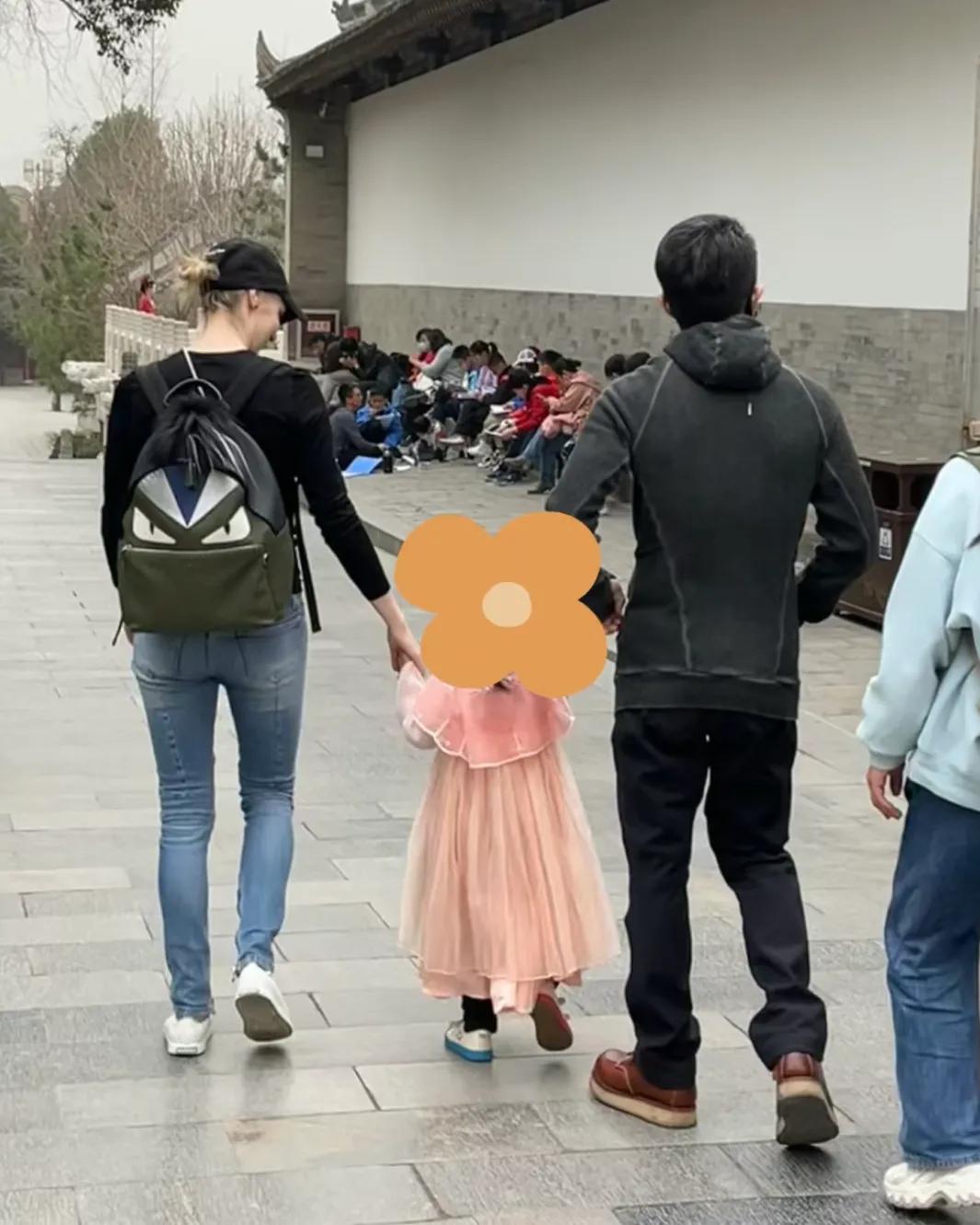 网友在西安偶遇撒贝宁一家，网友犹豫要不要打招呼，撒贝宁看到了让家人先走，停下来拍