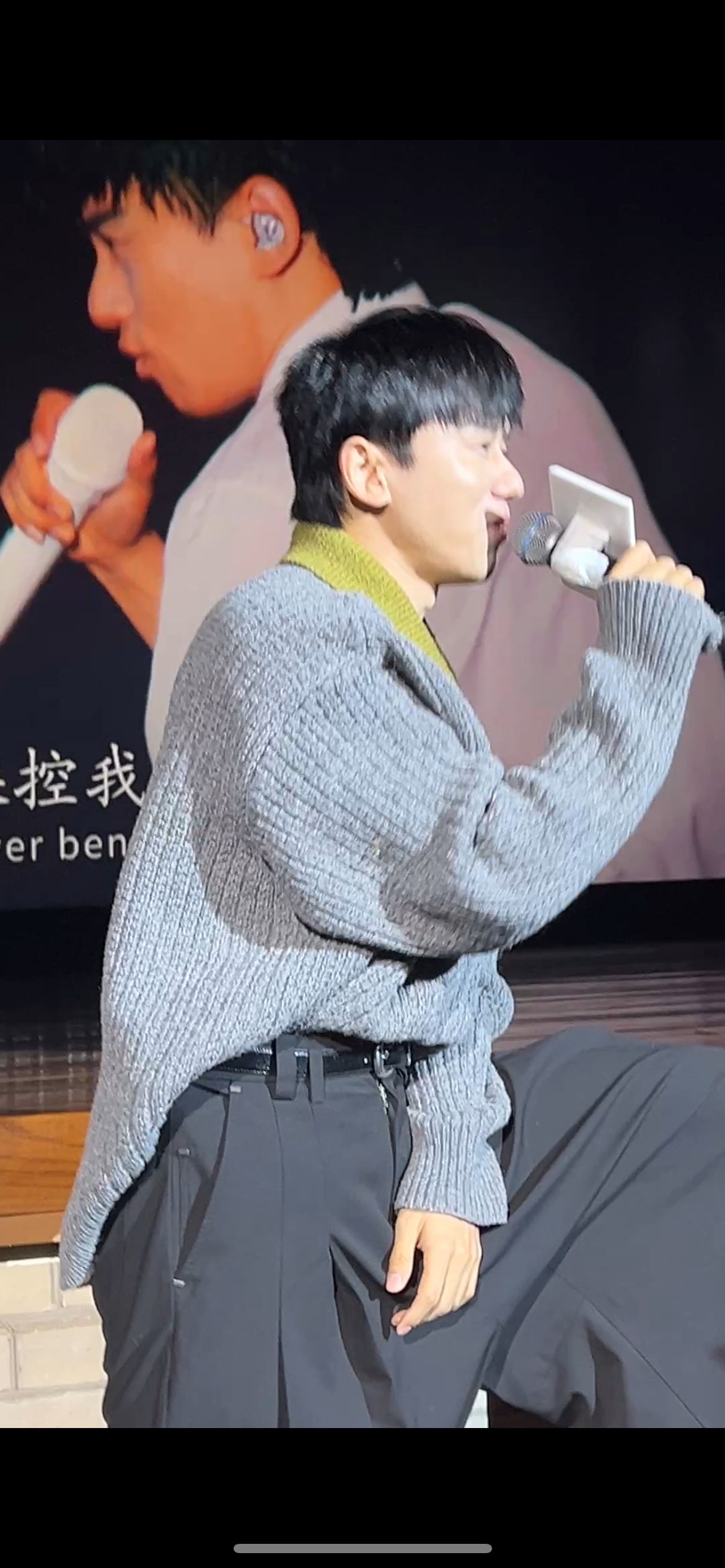 张杰来清华了  张杰和清华学生一起唱逆战  现身清华和同学们一起唱《逆战》！ 