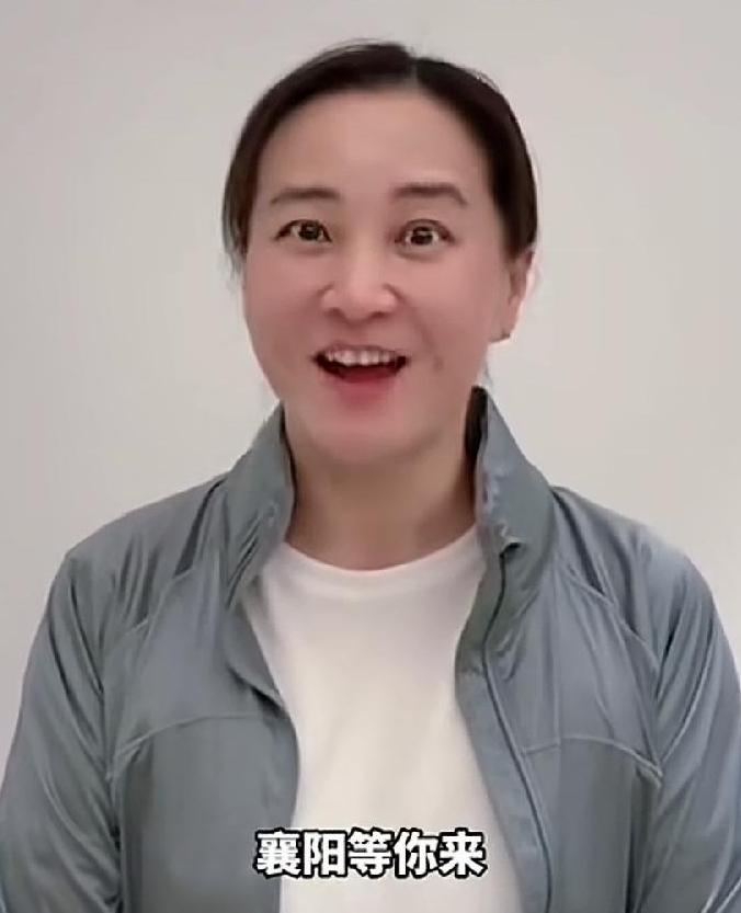 贾玲为老家襄阳文旅代言。
好久没露面，感觉贾玲又胖一点了！
虽然瘦下来后，可是至