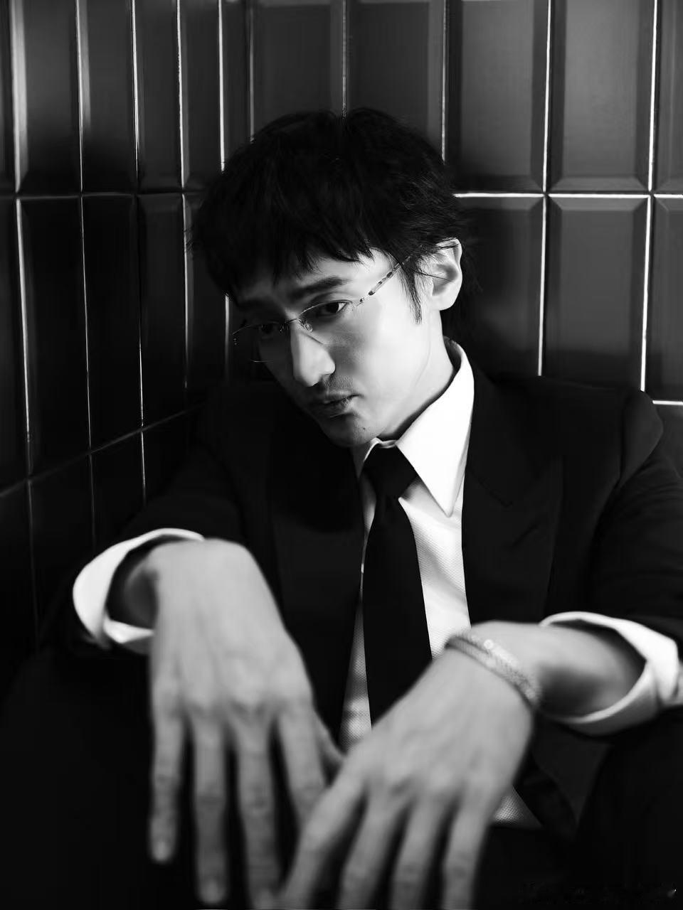 王传君一公队长 一公队长锁定王传君，当初舞台灯光亮起时就能看出他的气场，兼具表演