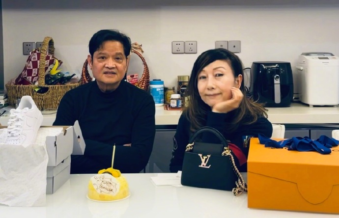 王嘉尔祝妈妈生日快乐 王嘉尔发博祝妈妈生日快乐：“妈妈 生日快乐🎂Love y