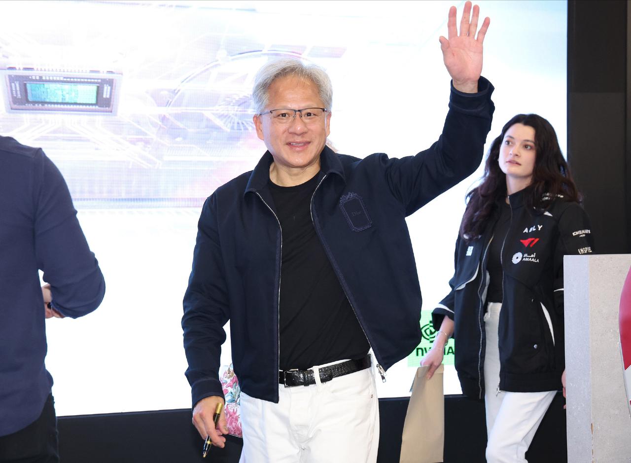 黄仁勋与T1战队成员互动，黄敏珊身穿 T1 队服陪同

6月5日，英伟达CEO黄
