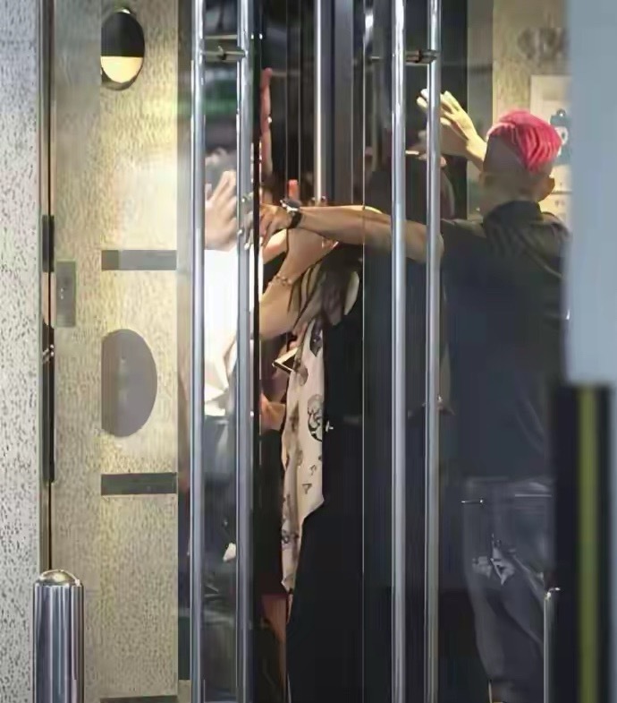 方媛真的好幸福，被宠爱的模样藏都藏不住，让人羡慕。 