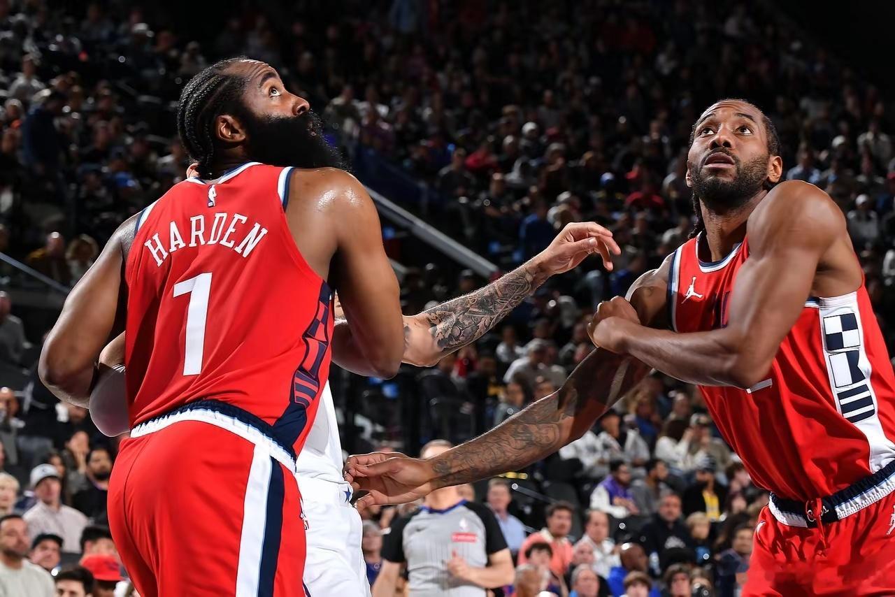 快船主场对阵凯尔特人，比赛伊始，哈登持球杀入内线，欧洲步上篮未中，下落时被怀特打