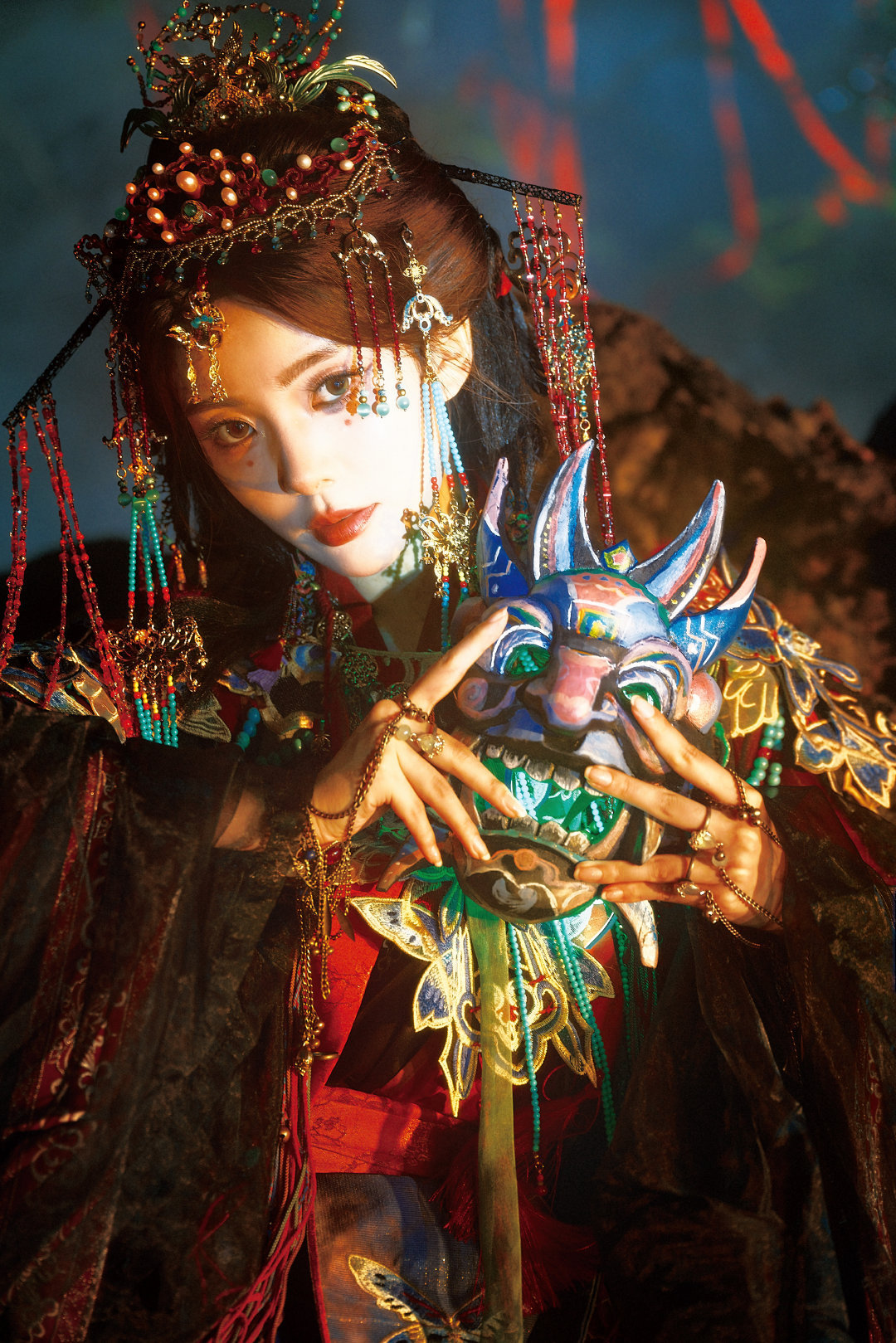 夏弃疾拍的陈卓璇 这完全就是中式诡魅美学天花板！褪去甜妹滤镜，陈卓璇傩戏造型又仙