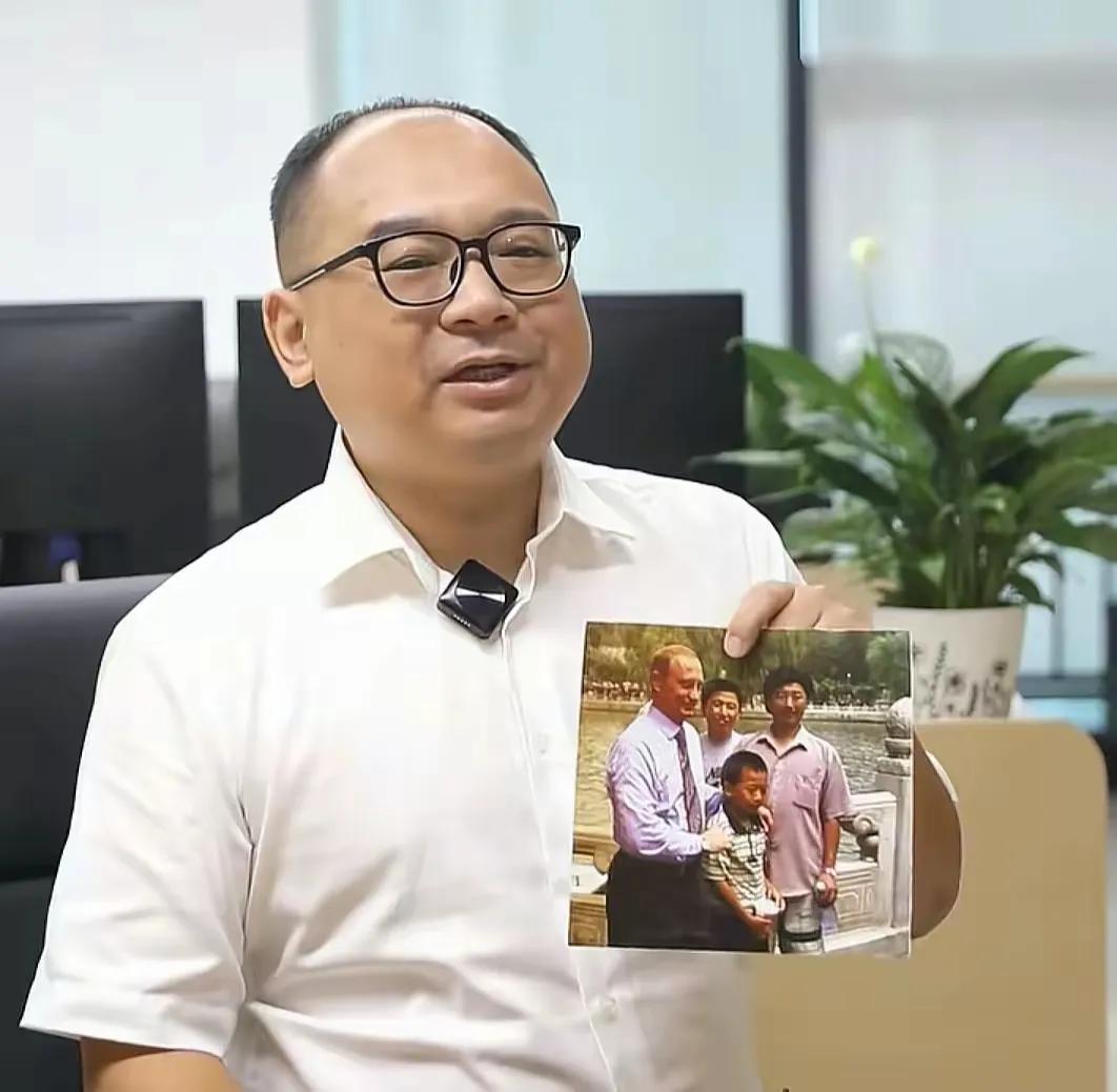 26年前的一张合影，居然在26年后迎来了续集。

5月20日，普京在华访问期间，