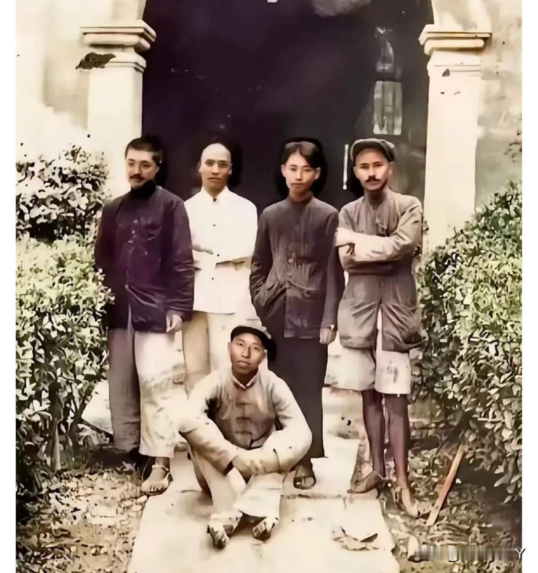 这才是1934年10月他们五人在长征途中的真实貌相，这可不是演戏，也绝非电视剧里