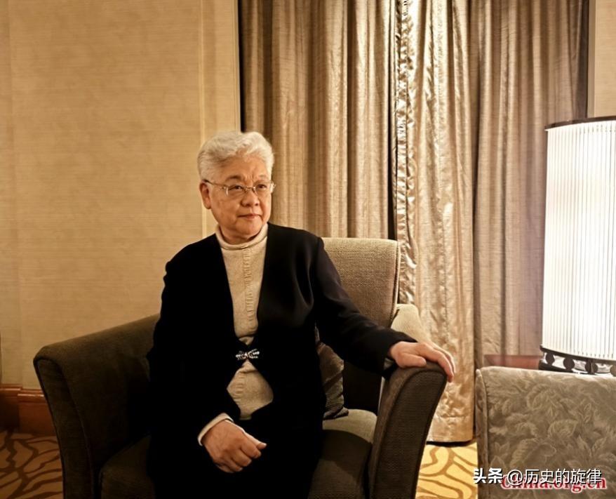 唐闻生：从纽约出生到领袖身边的“外交金花”，81岁终获翻译界最高奖
 
1943