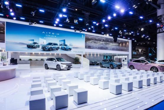    
想着给家里升级一台大五座车，最近很火的莫过于问界新M7了。大家都知道，余