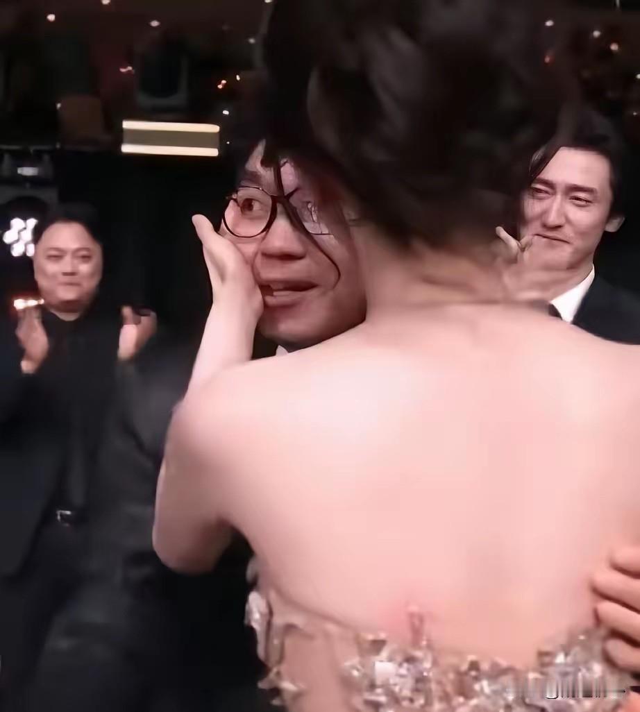 大幂幂好大方大鹏鹏好激动，旁边两个哥们羡慕嫉妒恨写在了脸上，这一抱情绪价值千金难