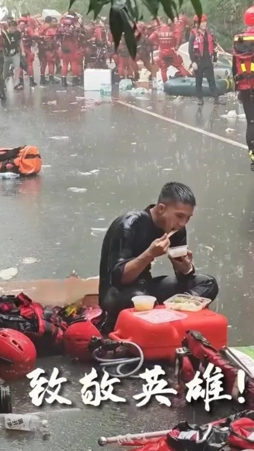恕我直言！
这张照片最戳人的不是雨中吃饭。
而是不远处明明支着帐篷几步路就到，他