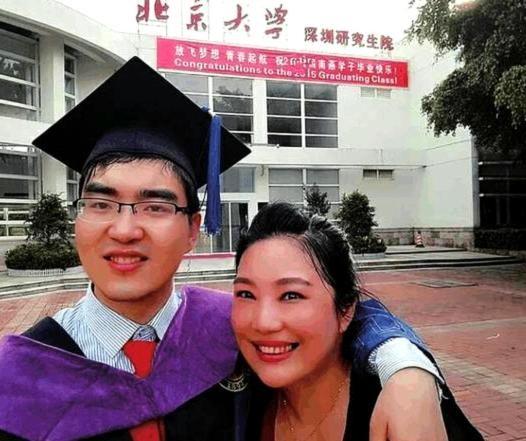 1988年，武汉一位怀胎十月的女教师正在课堂授课，突然腹部传来阵阵剧痛！丈夫闻讯
