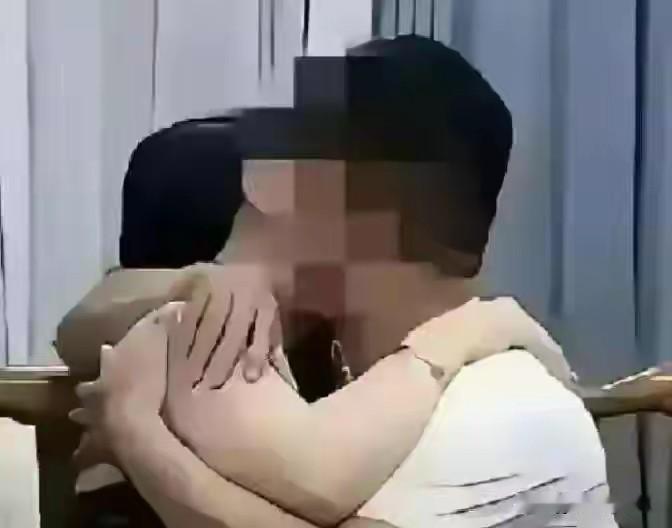 15秒的视频，直接毁了两个家庭

 湖南长沙的这场同学聚会，算是让这对男女同学火