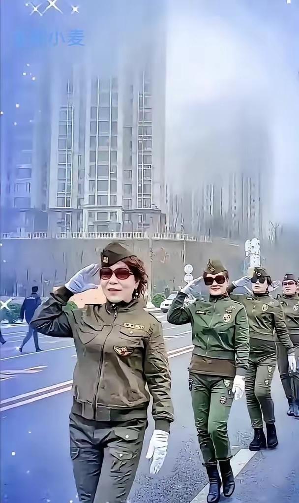 这些人到底是要闹哪样啊？年纪一大把了，大庭广众之下这样的怪涎着装和持枪造型，是在