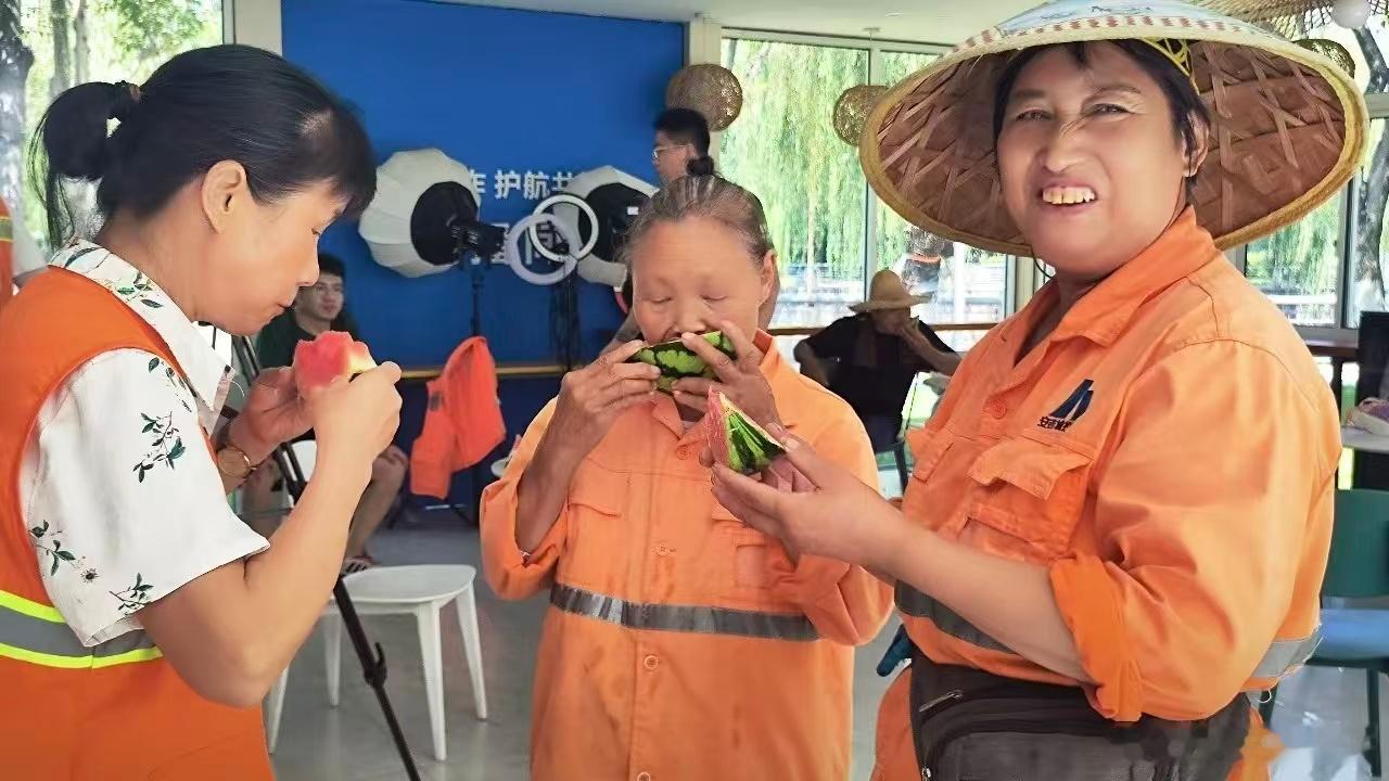浙江安吉让善意跨越山海 近日，浙江湖州安吉爱心市民千里驰援瓜农，并将西瓜送给户外