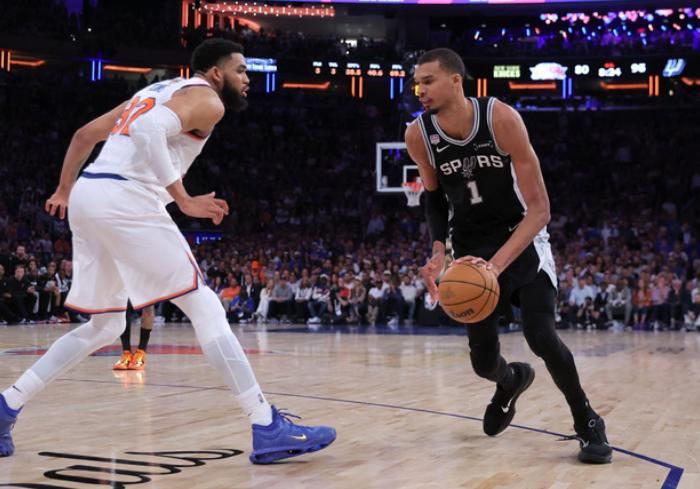 NBA总决赛，马刺对阵尼克斯的G5比赛中，出现了非常奇葩的一幕。第二节比赛刚刚开