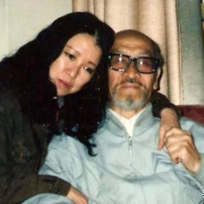 [微风]1990年，47岁的三毛要离开乌鲁木齐的时候，死死抱住年近80的王洛宾，