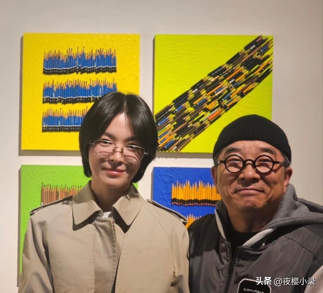 45岁宋慧乔去看好友的艺术展，她留着一头短发，脸部素颜，打扮非常老气横秋，看起来