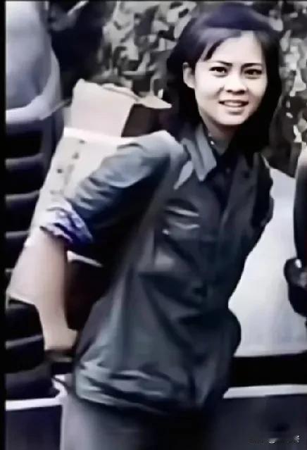 张秋萍，老山战役61师火线女子文艺宣传队副班长，她的事迹着实令人动容。
老山战场