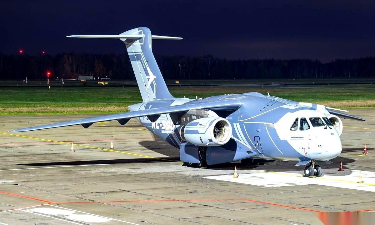 就这么大喇喇地停在了民用机场。
一架军用运输机。
巴西人的KC-390，“千禧年