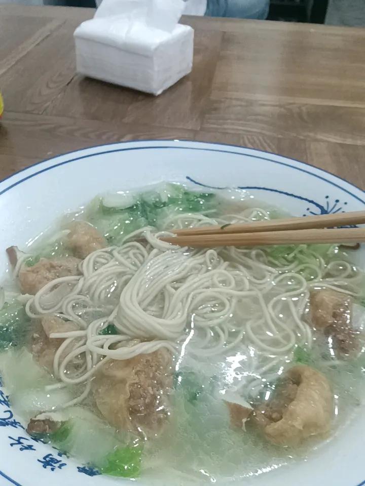 假期匆匆收尾，别人安心休息，我又准时到岗。
节假日上班没有翻倍薪资，只拿平常日子