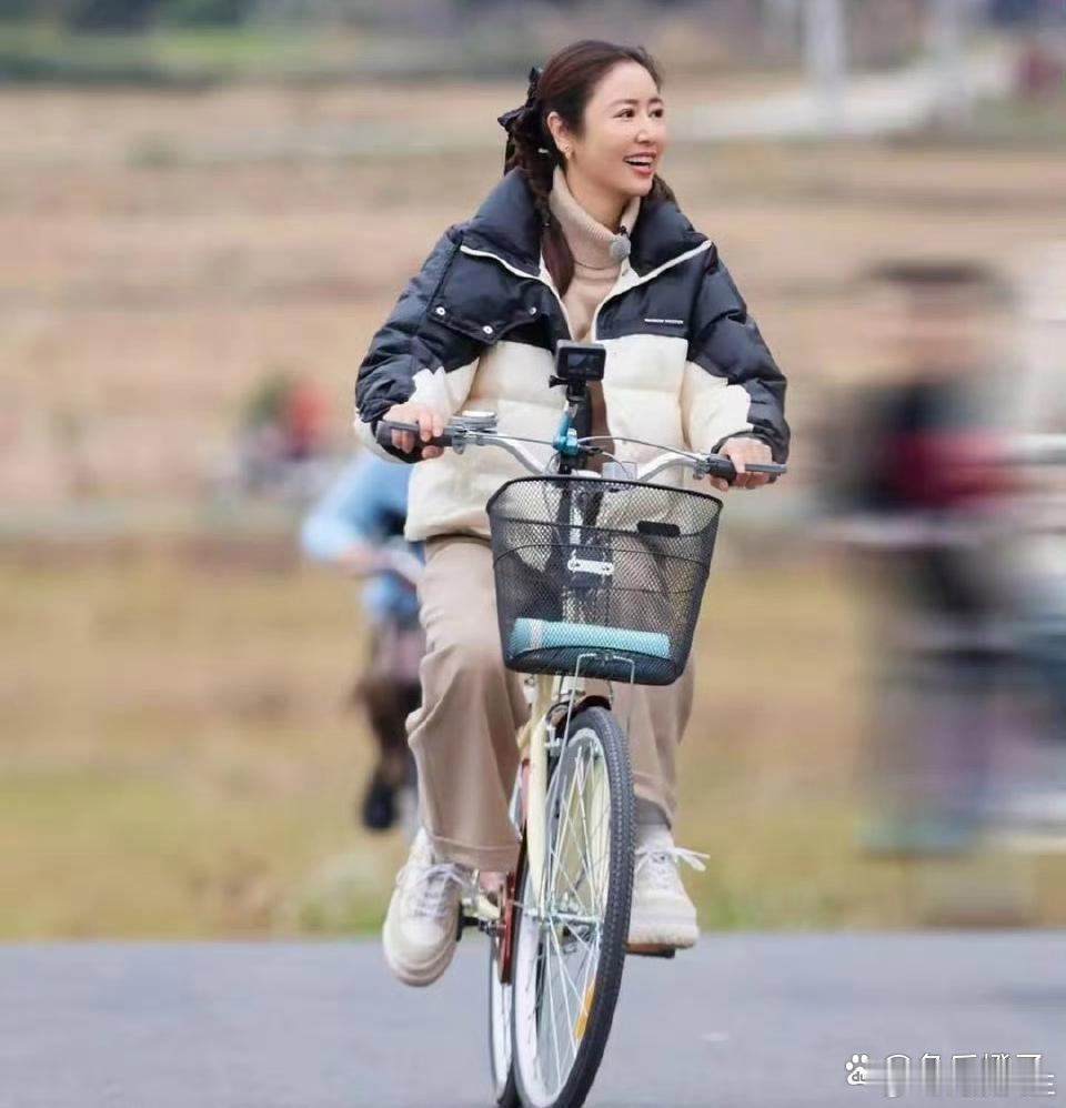 林心如一身羽绒服惊艳来袭，跟邻家小妹一样，显得十分亲切随和了！ 