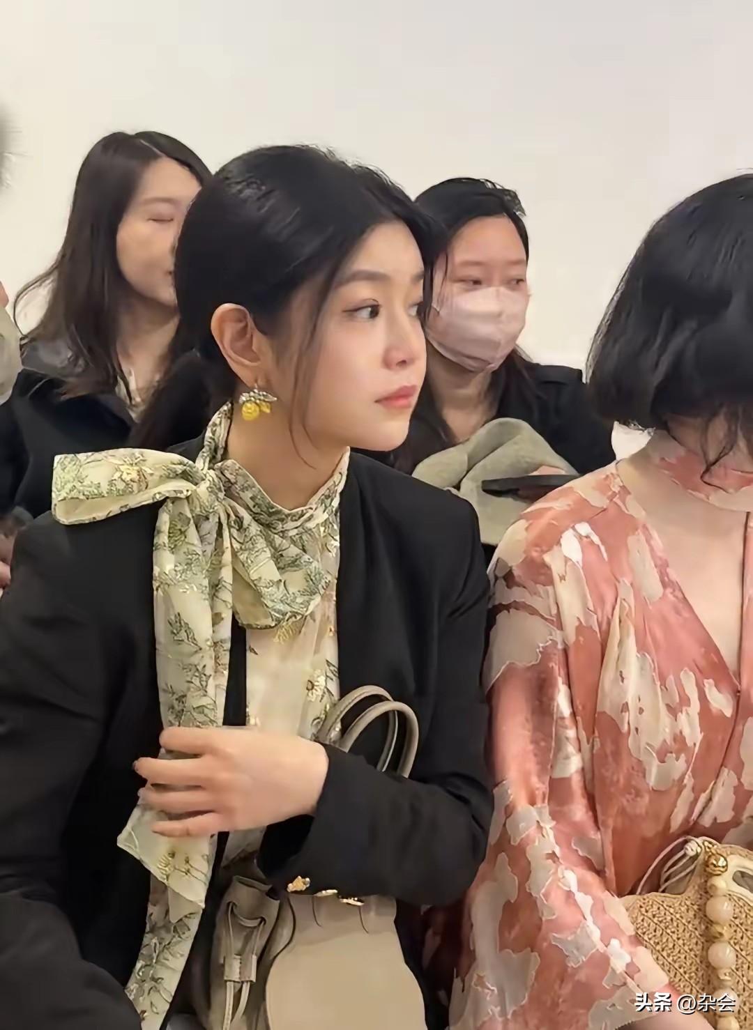 看陈妍希才懂什么叫“福气脸”，圆润又自然，笑起来真可爱，满屏的少女感
陈小纭好看