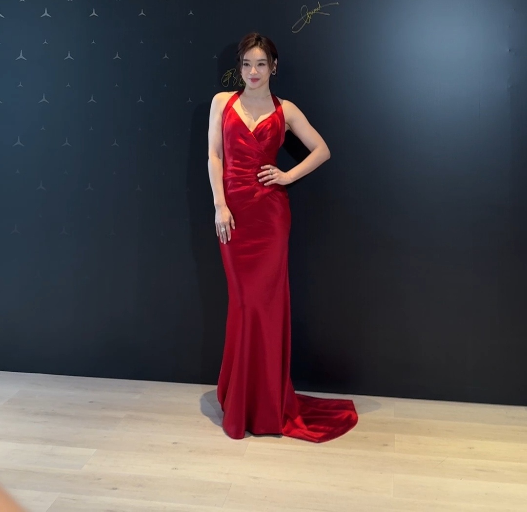 袁姗姗南京活动晚宴生图袁姗姗南京线下活动状态原相机直出也绝美！袁姗姗一袭红裙勾勒