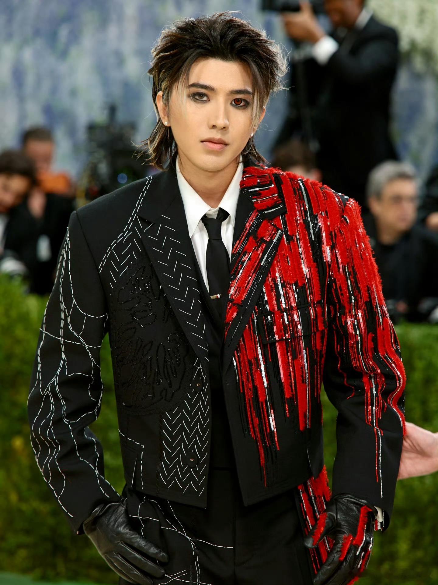 蔡徐坤蔡徐坤metgala｜MetGala 蔡徐坤身着Thom Browne特别